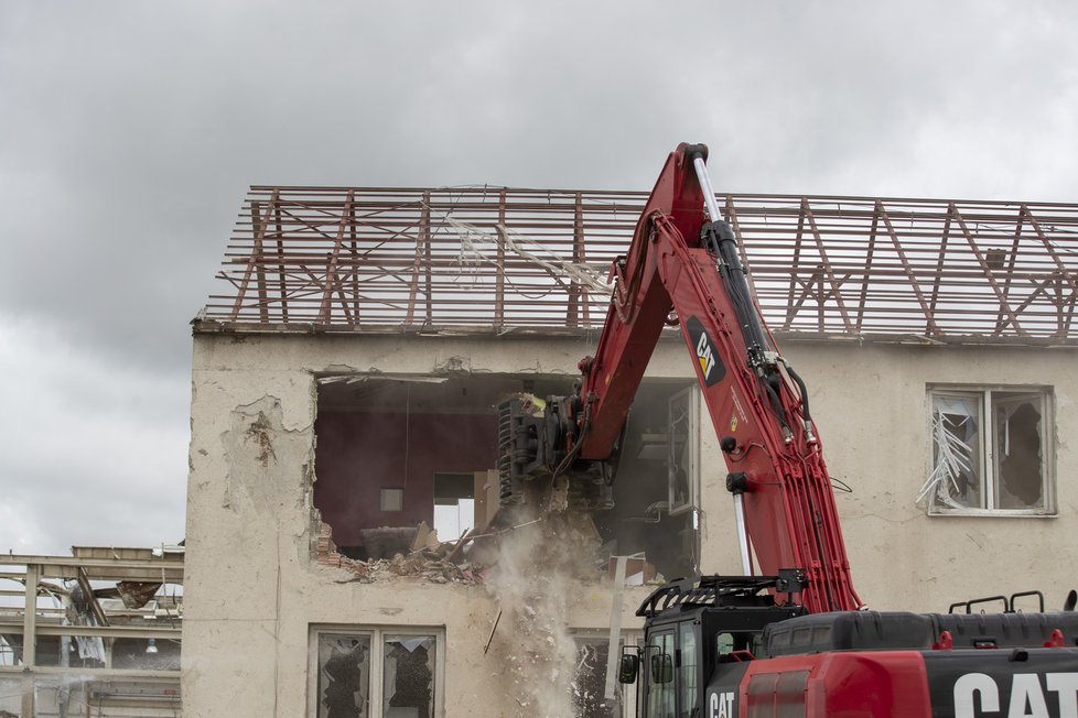 Zdravotní středisko v Lužicích bylo natolik poškozeno, že obec přistoupila v červenci k jeho demolici.