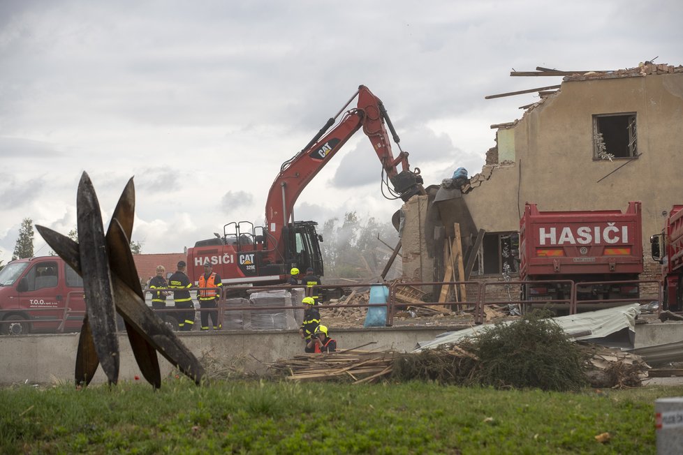 Zdravotní středisko v Lužicích bylo natolik poškozeno, že obec přistoupila v červenci k jeho demolici.