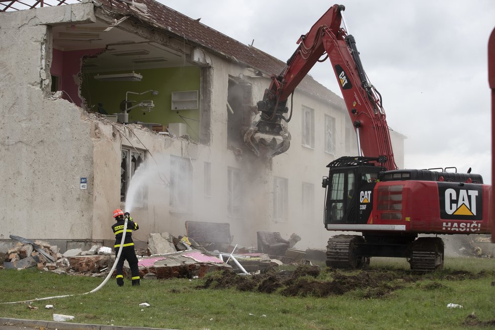 Zdravotní středisko v Lužicích bylo natolik poškozeno, že obec přistoupila v červenci k jeho demolici.