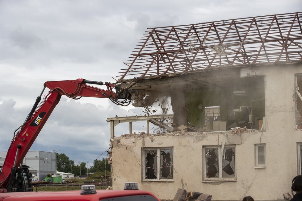 Zdravotní středisko v Lužicích bylo natolik poškozeno, že obec přistoupila v červenci k jeho demolici.