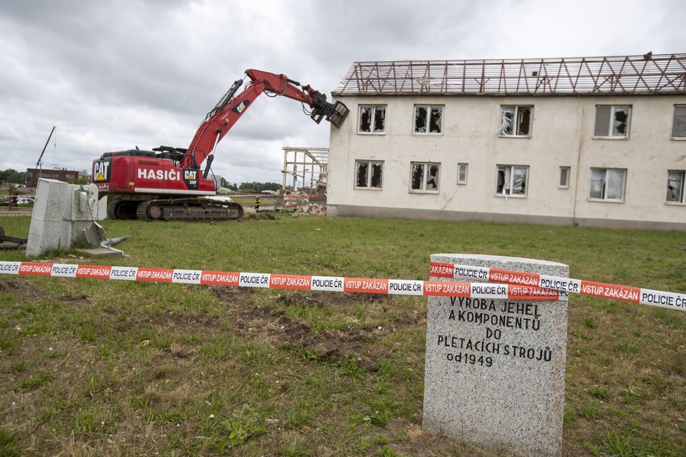 Zdravotní středisko v Lužicích bylo natolik poškozeno, že obec přistoupila v červenci k jeho demolici.