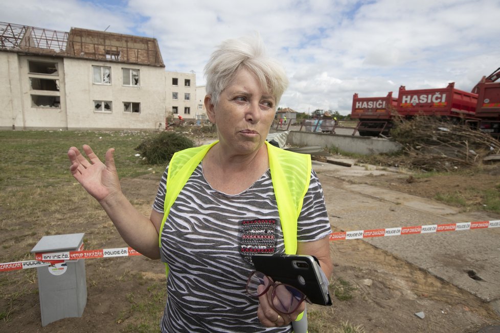 Zdravotní sestra Marie Podrazilová jen těžko skrývala u demolice zdravotního střediska slzy. Pracovala tam téměř třicet let.