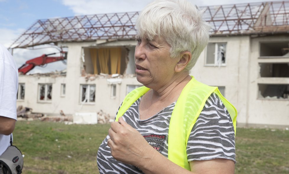 Zdravotní sestra Marie Podrazilová jen těžko skrývala u demolice zdravotního střediska slzy. Pracovala tam téměř třicet let.