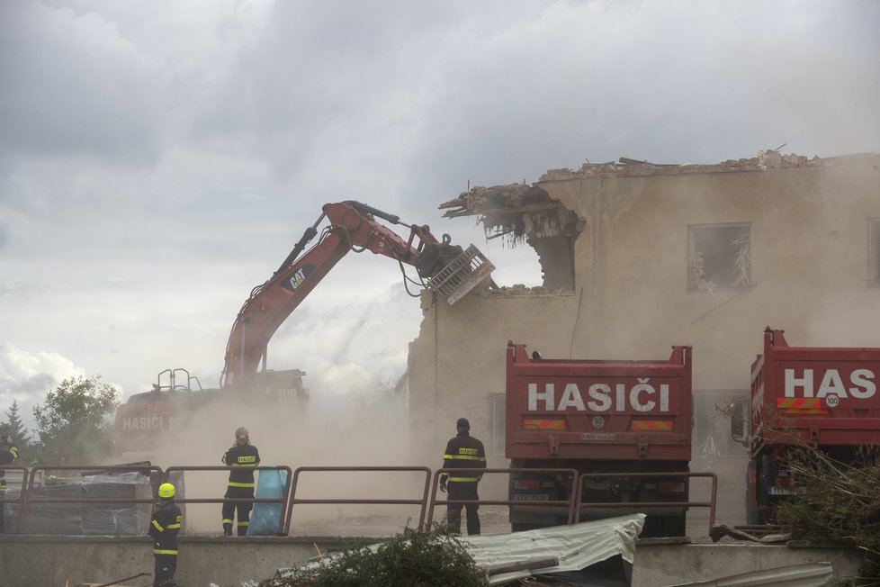 Zdravotní středisko v Lužicích bylo natolik poškozeno, že obec přistoupila v červenci k jeho demolici.