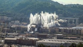 Italští pyrotechnici odstřelili dva zbývající pilíře Morandiho mostu v Janově