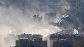 Italští pyrotechnici odstřelili dva zbývající pilíře Morandiho mostu v Janově