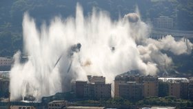 Italští pyrotechnici odstřelili dva zbývající pilíře Morandiho mostu v Janově