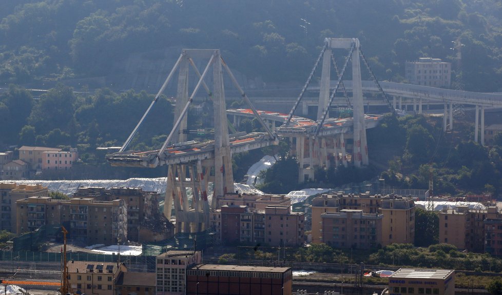 Italští pyrotechnici odstřelili dva zbývající pilíře Morandiho mostu v Janově