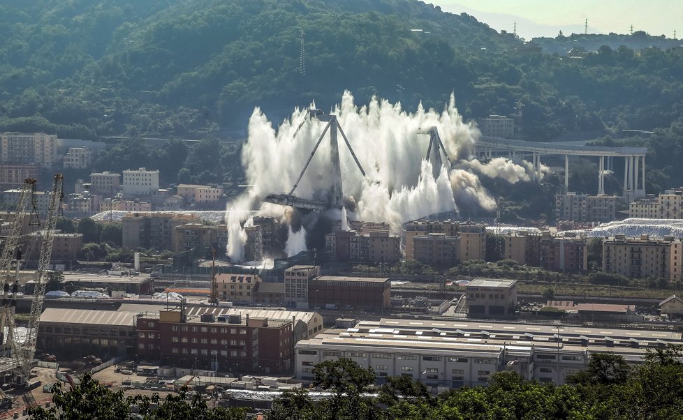 Italští pyrotechnici odstřelili dva zbývající pilíře Morandiho mostu v Janově