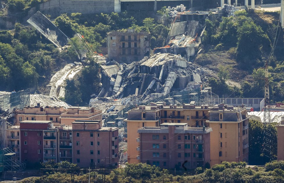 Italští pyrotechnici odstřelili dva zbývající pilíře Morandiho mostu v Janově