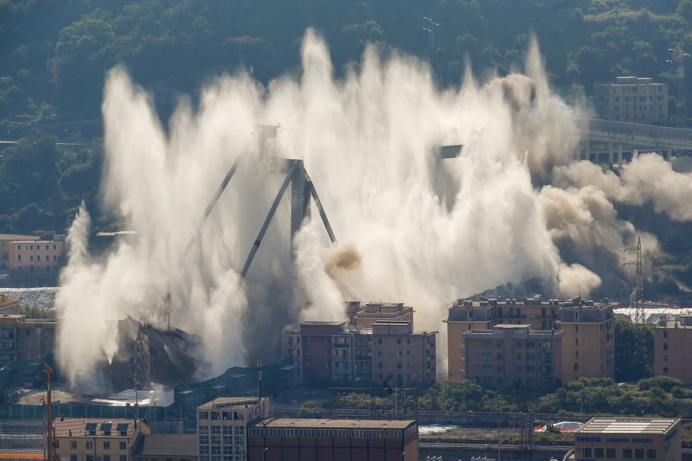 Italští pyrotechnici odstřelili dva zbývající pilíře Morandiho mostu v Janově