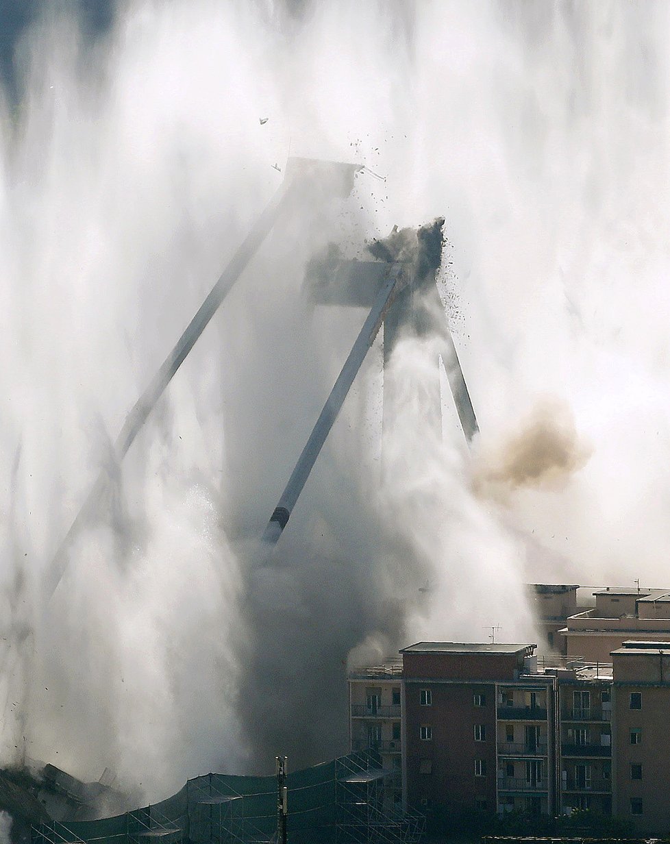 Italští pyrotechnici odstřelili dva zbývající pilíře Morandiho mostu v Janově