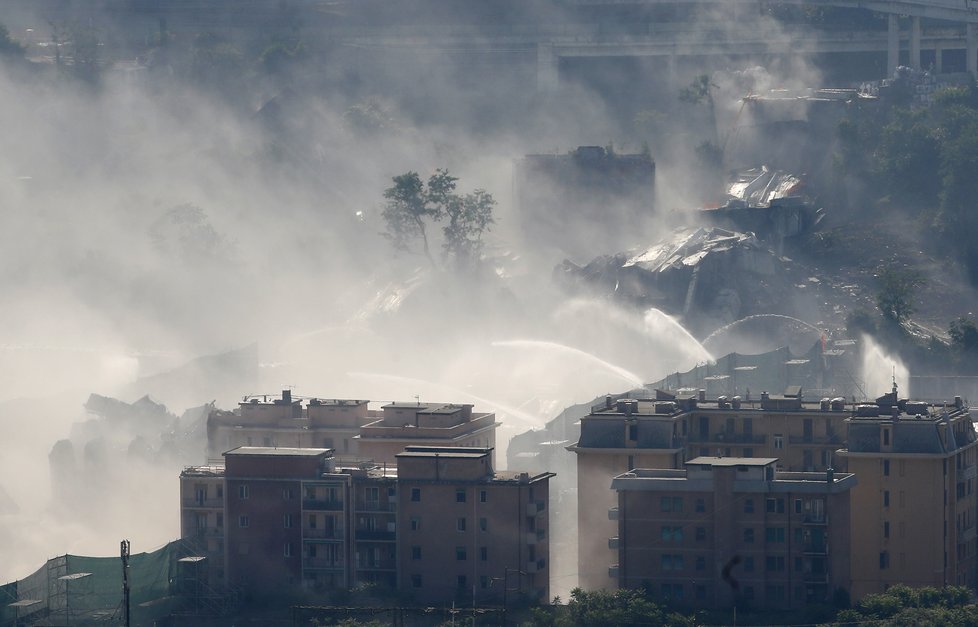 Italští pyrotechnici odstřelili dva zbývající pilíře Morandiho mostu v Janově