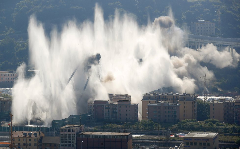 Italští pyrotechnici odstřelili dva zbývající pilíře Morandiho mostu v Janově