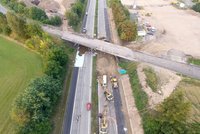 Demolice mostu na největší české dálnici: D1 bude do rána neprůjezdná