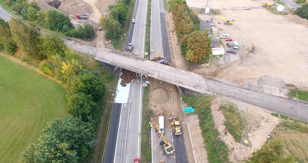 Demolice mostu na největší české dálnici: D1 bude do rána neprůjezdná