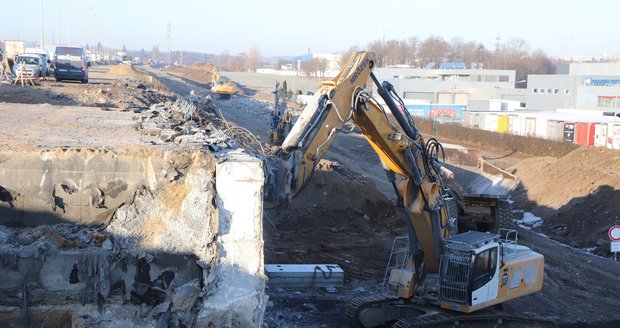 Silničáři začali v sobotu demolovat most na dálnici D1 v centru Brna, nahradí ho nový, širší.