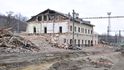 Demolice výpravní budovy na nádraží ve Vysočanech