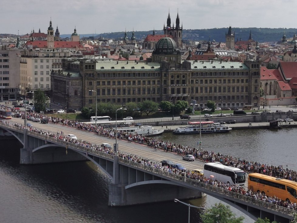 Houf demonstrantů na Štěfánikově mostě mířících na Letnou (23. 6. 2019)