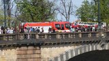 Demonstrace v Praze skončila zátarasem: Aktivisté nemohli přejít přes Vltavu