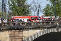Demonstrace v Praze skončila zátarasem: Aktivisté nemohli přejít přes Vltavu