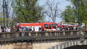 Demonstranti protestovali proti pochodu pro život. Zablokovali most Legií. (6. duben 2024)