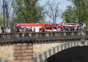 Demonstranti protestovali proti pochodu pro život. Zablokovali most Legií. (6. duben 2024)