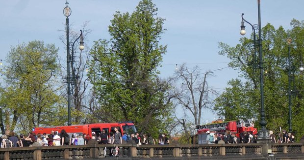 Demonstranti protestovali proti pochodu pro život. Zablokovali most Legií. (6. duben 2024)