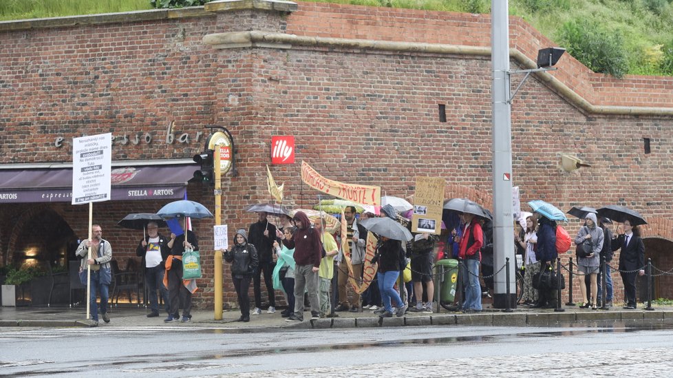 Stovky lidí v Brně i jinde demonstrovaly za nezávislost justice (28. 5. 2019)