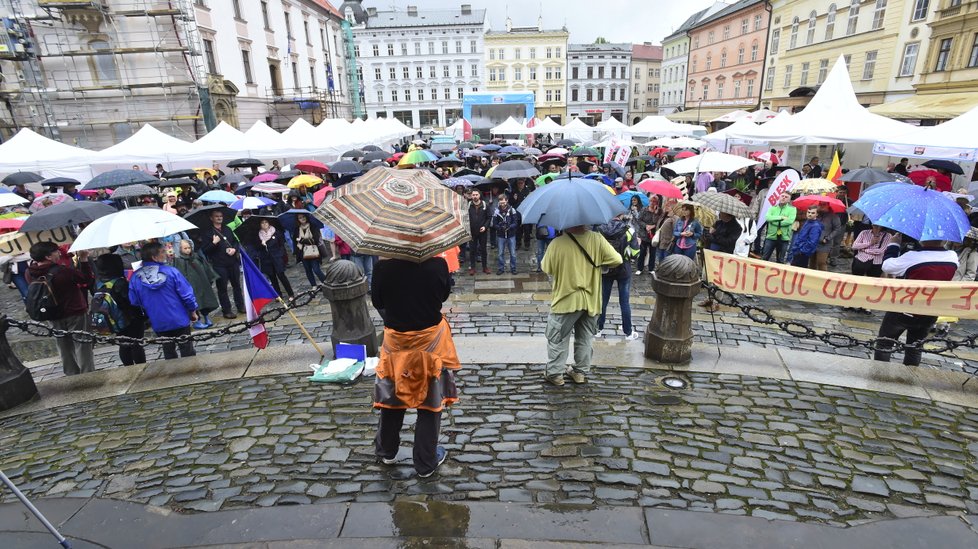 Stovky lidí v Brně i jinde demonstrovaly za nezávislost justice (28. 5. 2019)