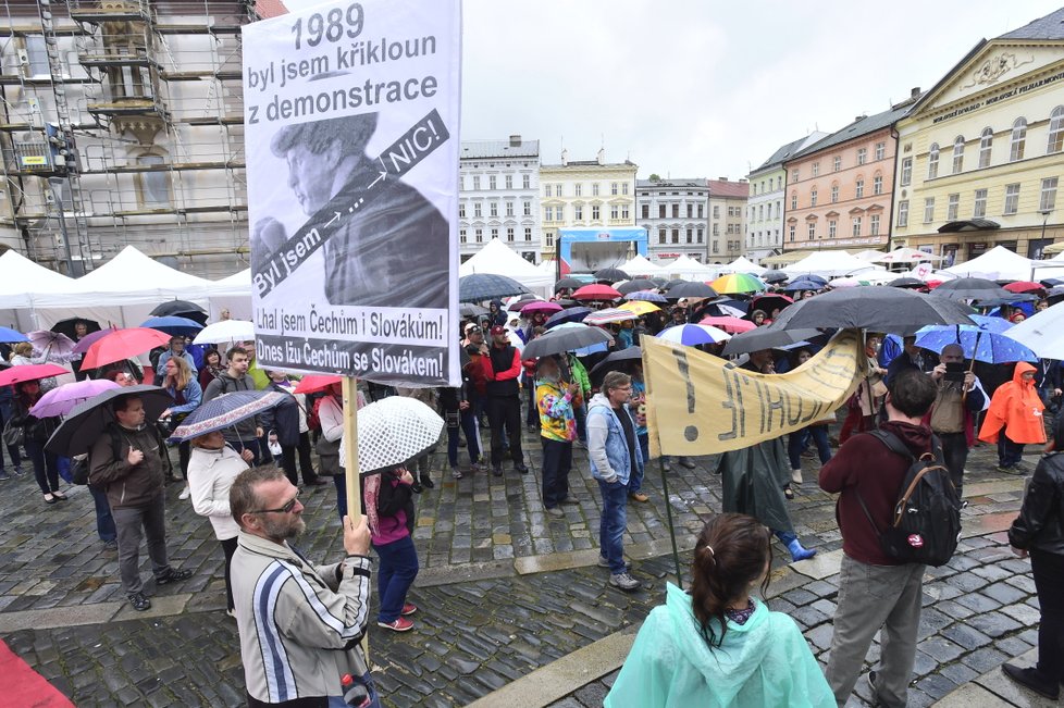 Stovky lidí v Brně i jinde demonstrovaly za nezávislost justice (28. 5. 2019)