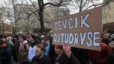 „Děláte nám ostudu!“ Studenti VŠE volají po rezignaci děkana Ševčíka