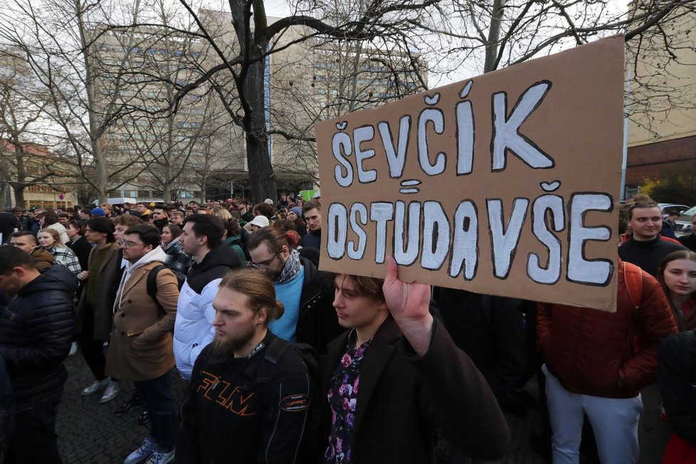 Demostrace za odstoupení děkana VŠE Miroslva Ševčíka. (15. březen 2023)