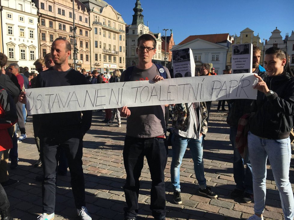 Demonstrace proti Babišovi a Zemanovi: v Plzni přišly asi čtyři stovky lidí.