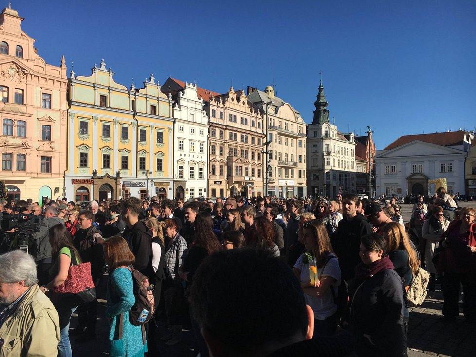 Demonstrace proti Babišovi a Zemanovi: v Plzni přišly asi čtyři stovky lidí.