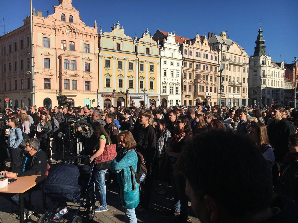 Demonstrace proti Babišovi a Zemanovi: v Plzni přišly asi čtyři stovky lidí.