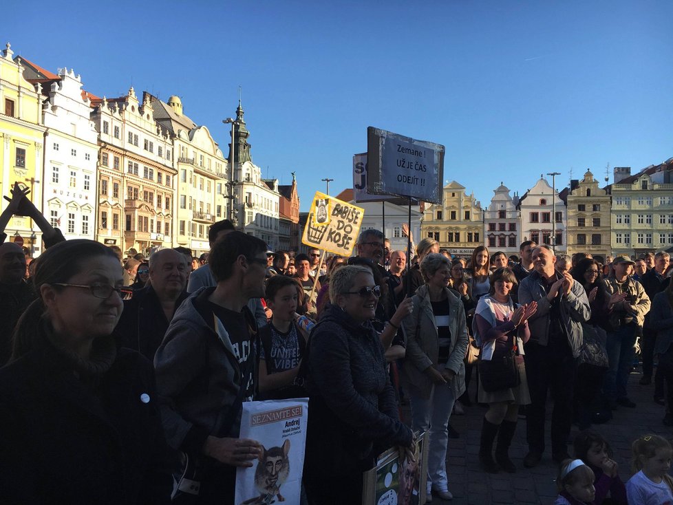 Demonstrace proti Babišovi a Zemanovi: v Plzni přišly asi čtyři stovky lidí.