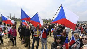 Oslavy 1. máje: Demonstranti popíjeli a odhazovali roušky. Policie takový klid roky nezažila