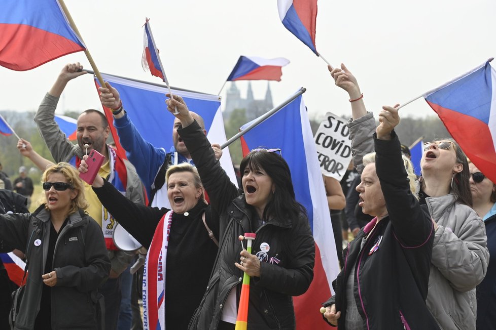 1. Máj v ČR: Na Letenské pláni se sešli lidé ku příležitosti demonstrace proti vládním opatřením