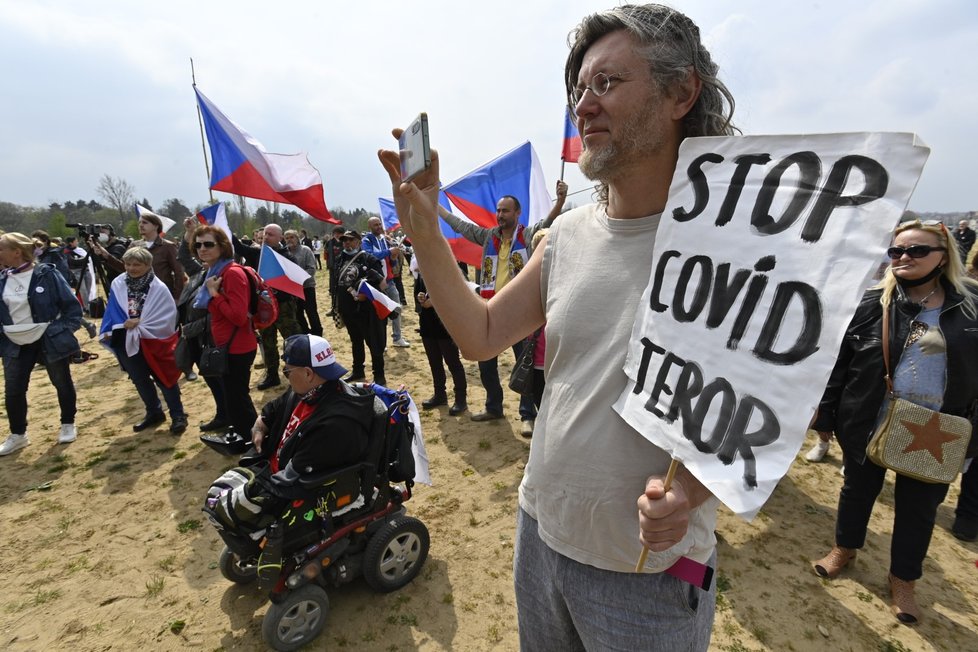 1. máj v ČR: Na Letenské pláni se sešli lidé ku příležitosti demonstrace proti vládním opatřením