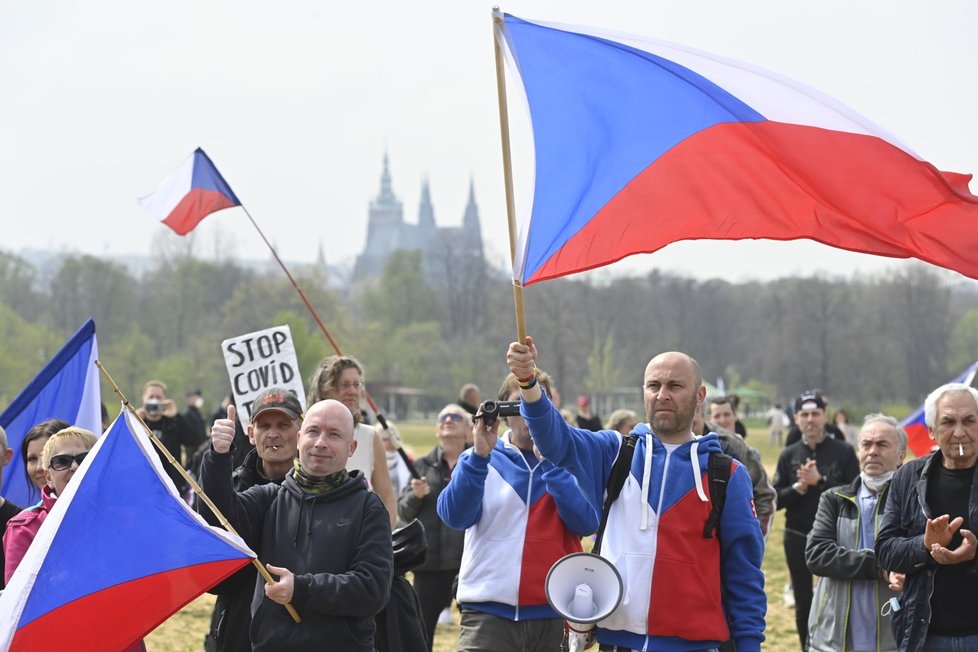 1. máj v ČR: Na Letenské pláni se sešli lidé ku příležitosti demonstrace proti vládním opatřením