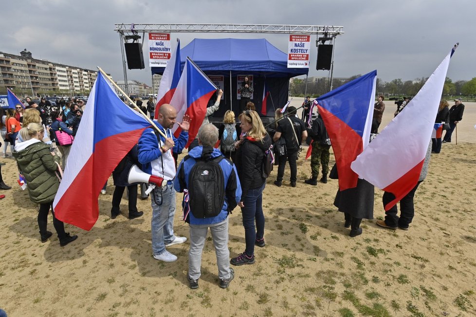 1. Máj v ČR: Na Letenské pláni se sešli lidé ku příležitosti demonstrace proti vládním opatřením