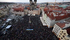 Demonstrace spolku Milion chvilek pro demokracii nazvaná Česko není na prodej na Staroměstském náměstí (17. 11. 2025)