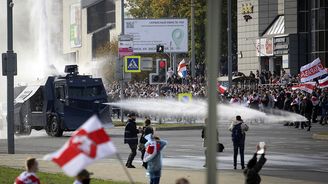 Proti Lukašenkovi protestovaly desítky tisíc lidí, policie použila vodní děla