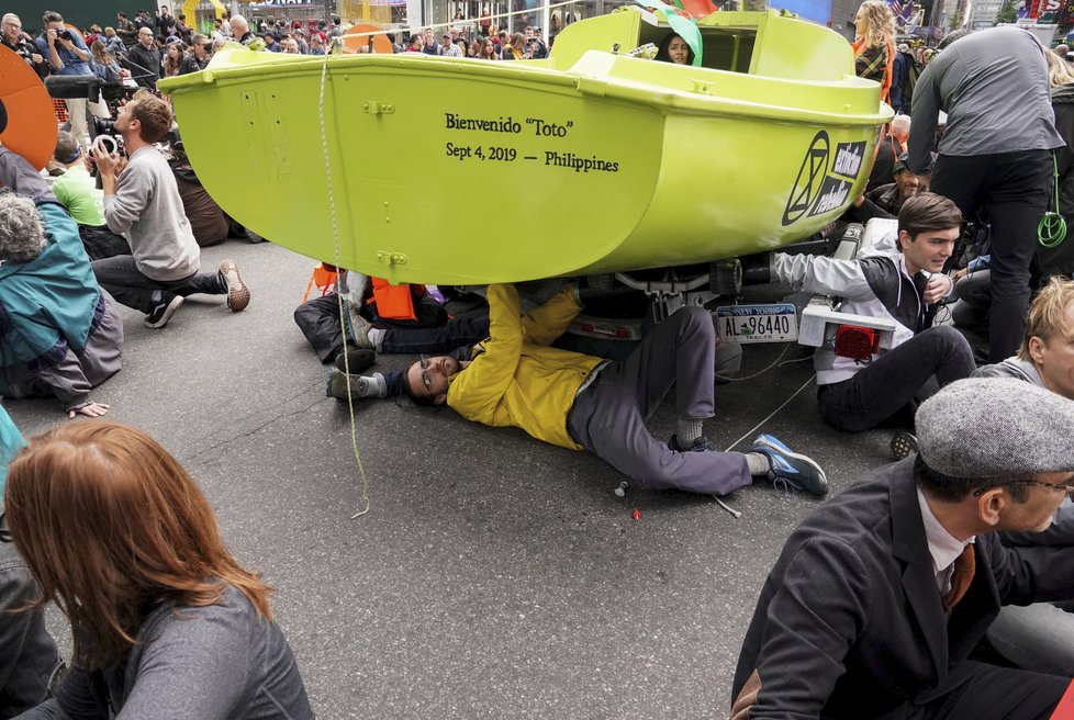 Protest aktivistů z ekologického hnutí Extinction Rebellion (Vzpoura proti vyhynutí).