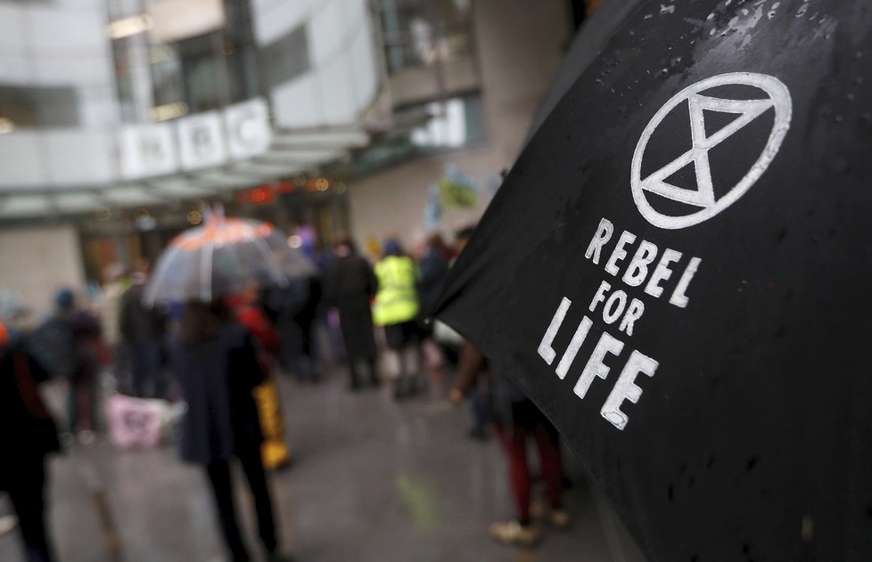 Protest aktivistů z ekologického hnutí Extinction Rebellion (Vzpoura proti vyhynutí).