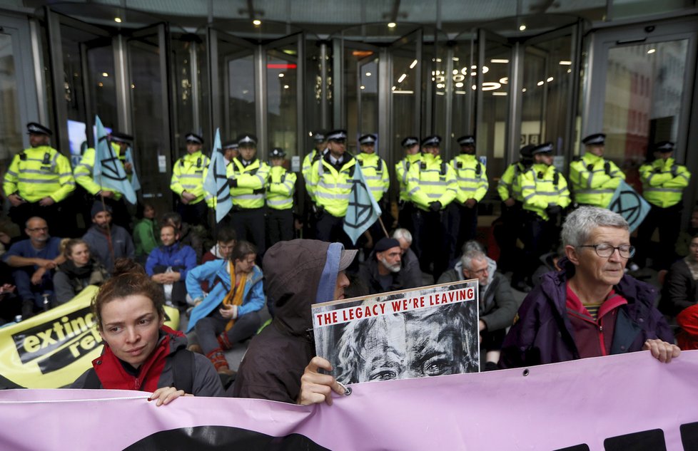 Protest aktivistů z ekologického hnutí Extinction Rebellion (Vzpoura proti vyhynutí).