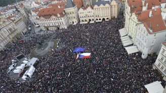 OBRAZEM: Třetí protest proti Benešové zaplnil nejen pražské Staroměstské náměstí