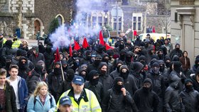 Sobotní demonstrace v anglickém Doveru se proměnila v krvavá jatka poté, co se tam střetly dvě protichůdné skupiny.