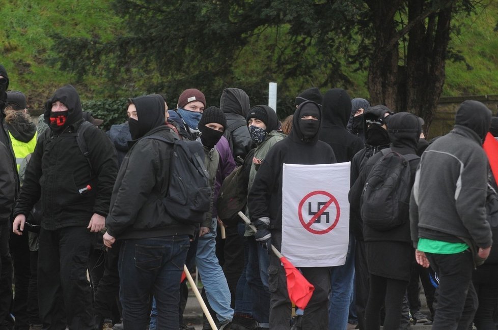 Sobotní demonstrace v anglickém Doveru se proměnila v krvavá jatka poté, co se tam střetly dvě protichůdné skupiny.